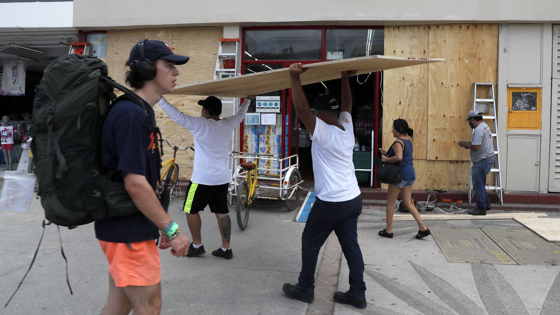 Workers cover shop windows with plywood in Tulum, Quintana Roo State, Mexico, Wednesday, Aug. 18, 2021. Residents and tourists along the Caribbean coast began making preparations for Grace, a storm that drenched Haiti and Jamaica and is now forecast to hit Mexico´s Yucatan peninsula like a hurricane early Thursday morning. - Sputnik International, 1920, 19.08.2021