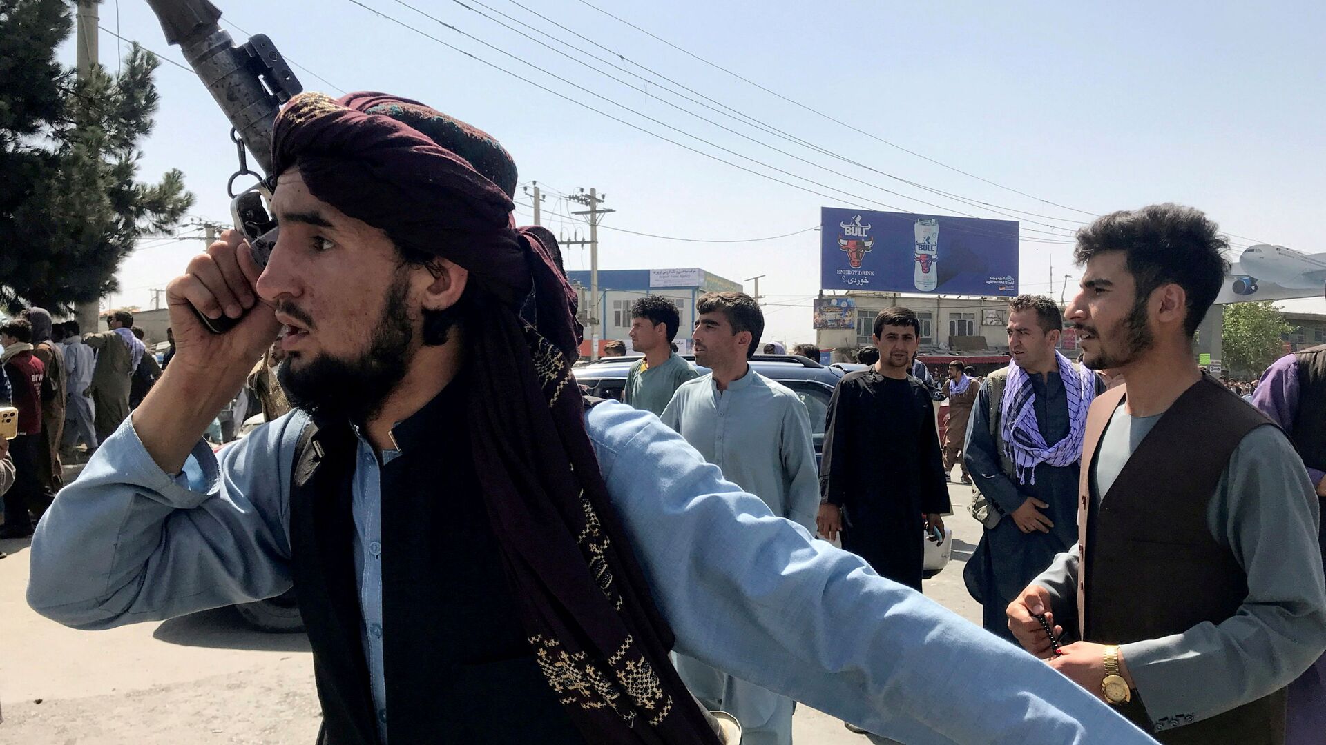 A member of the Taliban forces inspects the area outside Hamid Karzai International Airport in Kabul, Afghanistan, 16 August 2021 - Sputnik International, 1920, 19.08.2021