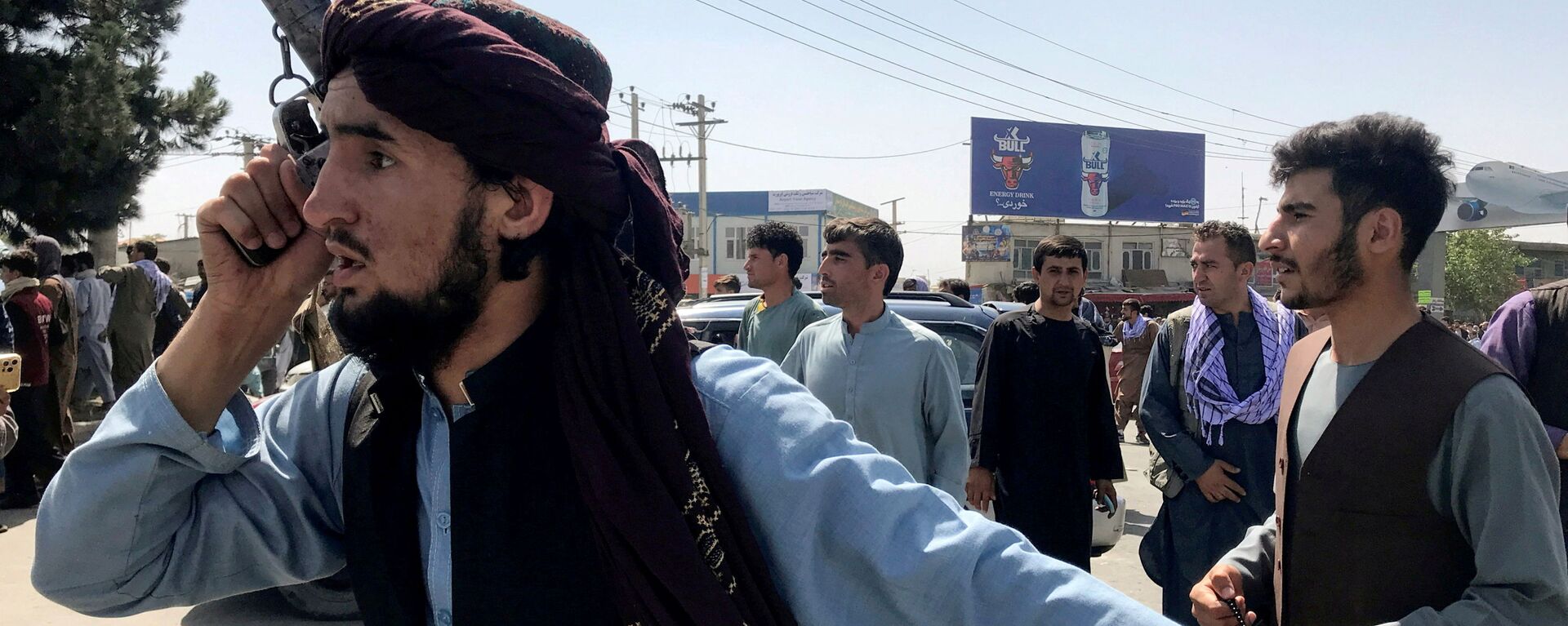 A member of Taliban forces inspects the area outside Hamid Karzai International Airport in Kabul, Afghanistan August 16, 2021 - Sputnik International, 1920, 14.09.2021