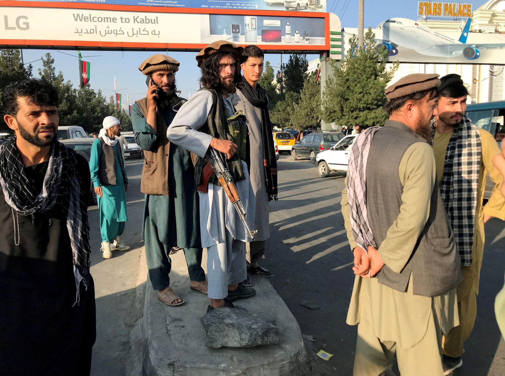 A member of Taliban (C) stands outside Hamid Karzai International Airport in Kabul, Afghanistan, August 16 - Sputnik International, 1920, 07.09.2021