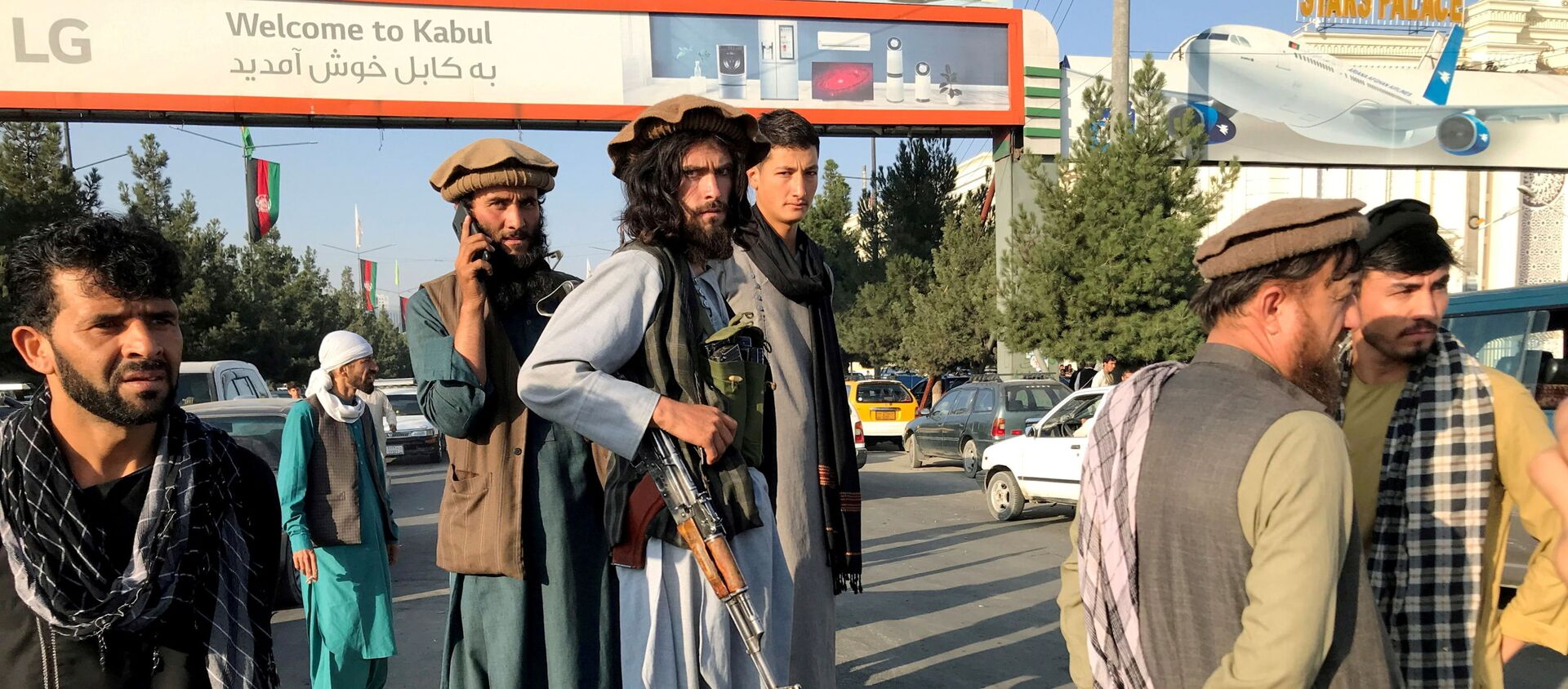A member of Taliban (C) stands outside Hamid Karzai International Airport in Kabul, Afghanistan, August 16 - Sputnik International, 1920, 19.08.2021