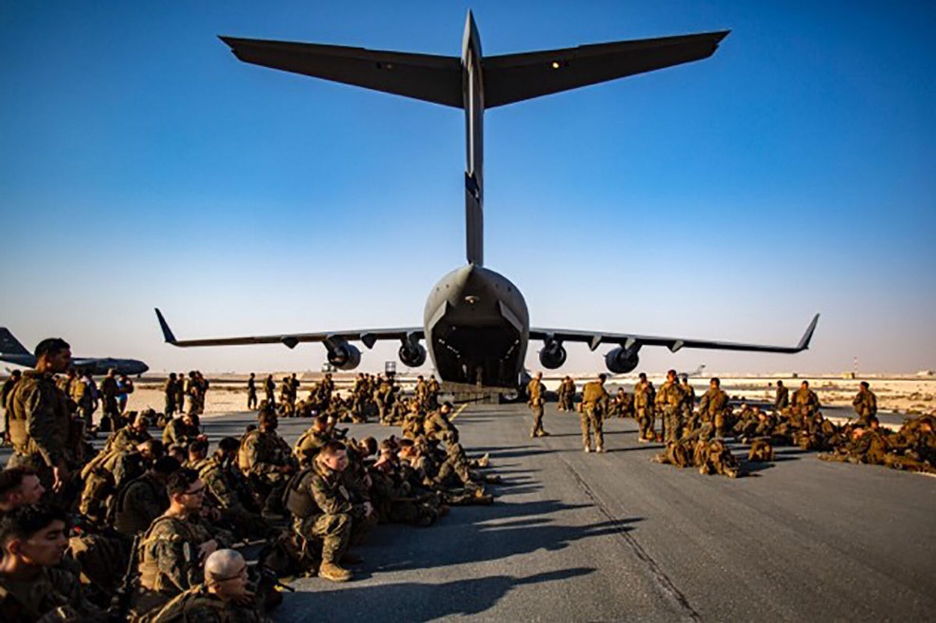 Marines assigned to the 24th Marine Expeditionary Unit (MEU) await a flight to Kabul Afghanistan, at Al Udeied Air Base, Qatar Tuesday, Aug. 17, 2021 - Sputnik International, 1920, 07.09.2021