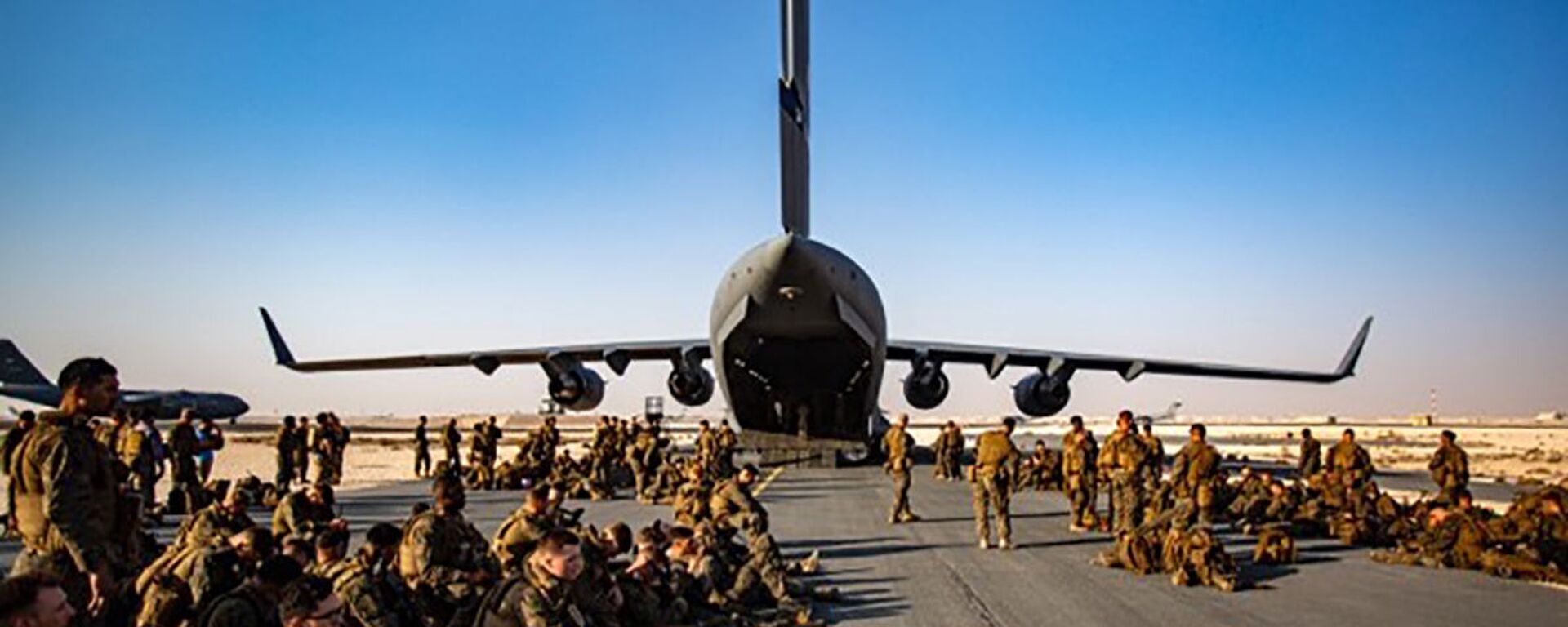 Marines assigned to the 24th Marine Expeditionary Unit (MEU) await a flight to Kabul Afghanistan, at Al Udeied Air Base, Qatar Tuesday, Aug. 17, 2021 - Sputnik International, 1920, 29.08.2023