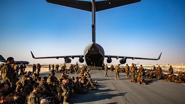 Marines assigned to the 24th Marine Expeditionary Unit (MEU) await a flight to Kabul Afghanistan, at Al Udeied Air Base, Qatar Tuesday, Aug. 17, 2021 - Sputnik International