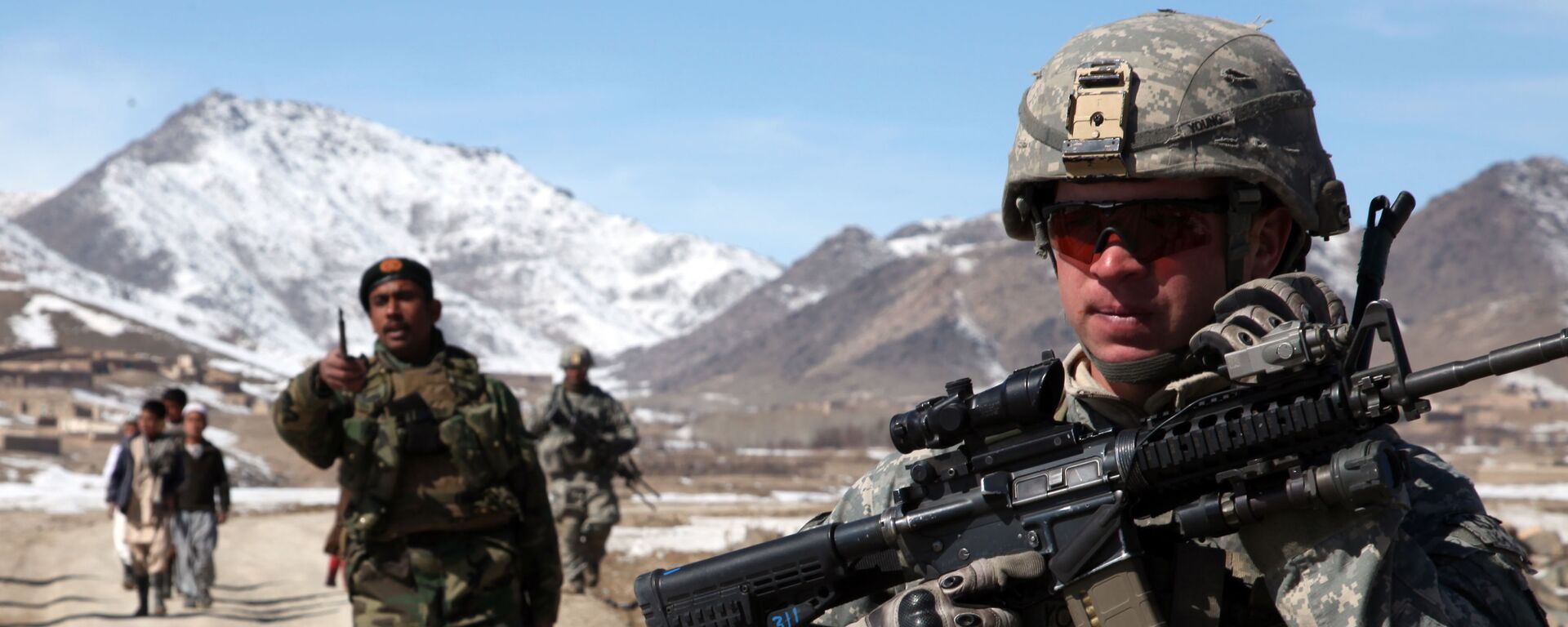 A U.S. Army Soldier from the A Company, 1-503rd Battalion, 173rd Airborne Brigade Combat Team, conducts a patrol with a platoon of Afghan national army soldiers to check on conditions in the village of Yawez, Wardak province, Afghanistan, Feb. 17, 2010.  - Sputnik International, 1920, 12.08.2022