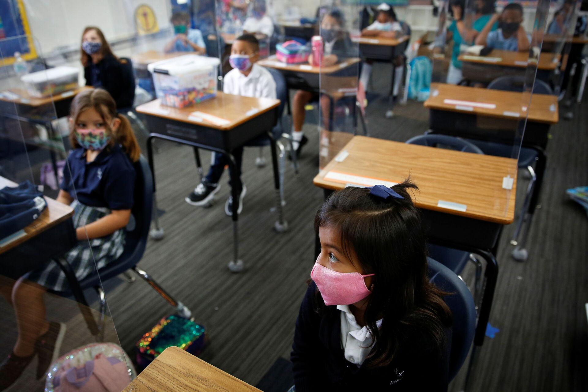 A student wearing a protective mask, attends class on the first day of school, amid the coronavirus disease (COVID-19) pandemic, at St. Lawrence Catholic School in North Miami Beach, Florida, U.S. August 18, 2021. - Sputnik International, 1920, 29.09.2021