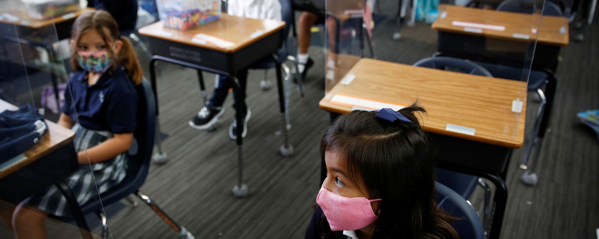 A student wearing a protective mask, attends class on the first day of school, amid the coronavirus disease (COVID-19) pandemic, at St. Lawrence Catholic School in North Miami Beach, Florida, U.S. August 18, 2021. - Sputnik International, 1920, 18.01.2022