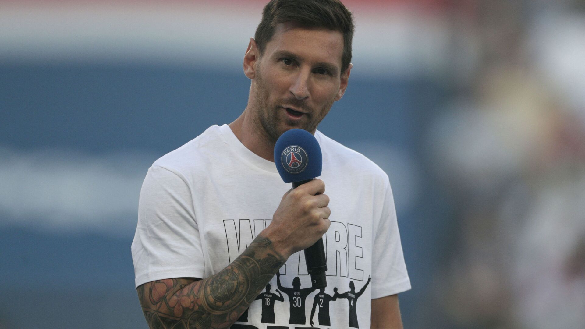 Paris Saint-Germain's Argentinian forward Lionel Messi speaks to the crowd as he is introduced during a presentation ceremony prior to the French L1 football match between Paris Saint-Germain and Racing Club Strasbourg at the Parc des Princes stadium in Paris on August 14, 2021. - Sputnik International, 1920, 23.01.2022