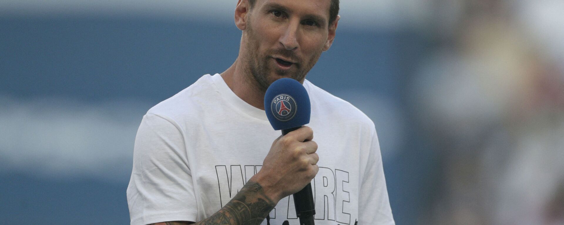 Paris Saint-Germain's Argentinian forward Lionel Messi speaks to the crowd as he is introduced during a presentation ceremony prior to the French L1 football match between Paris Saint-Germain and Racing Club Strasbourg at the Parc des Princes stadium in Paris on August 14, 2021. - Sputnik International, 1920, 20.08.2021