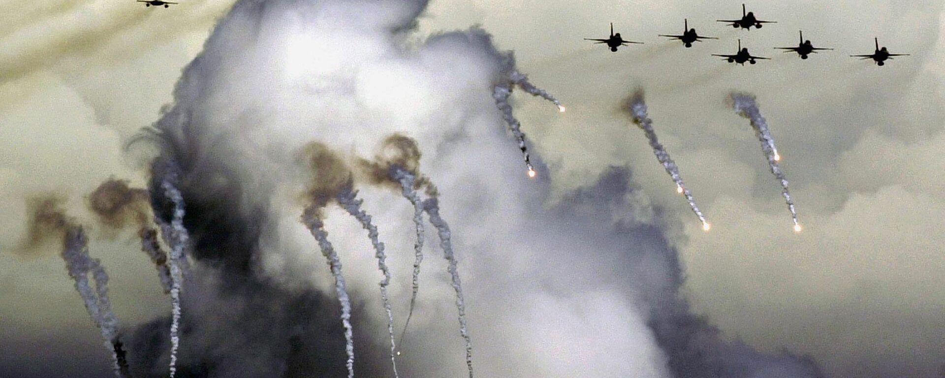 A squadron of U.S. made F-16, right, and Taiwanese-made IDF, left, fly in formation as they drop flares during the Han Kuang 19 exercise, a combined live-fire drill in Lotung, 120 km east of Taipei, 4 September 2003 - Sputnik International, 1920, 20.08.2021