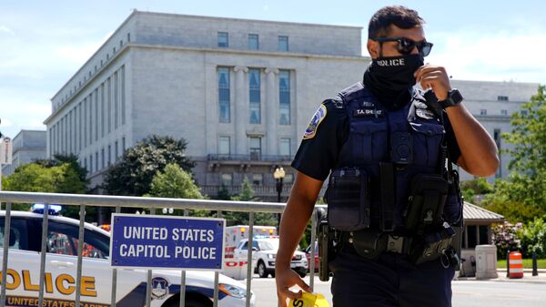 A U.S. Capitol Police officer mans a police barricade as police investigated a bomb threat near the U.S. Capitol in Washington, U.S., August 19, 2021. - Sputnik International