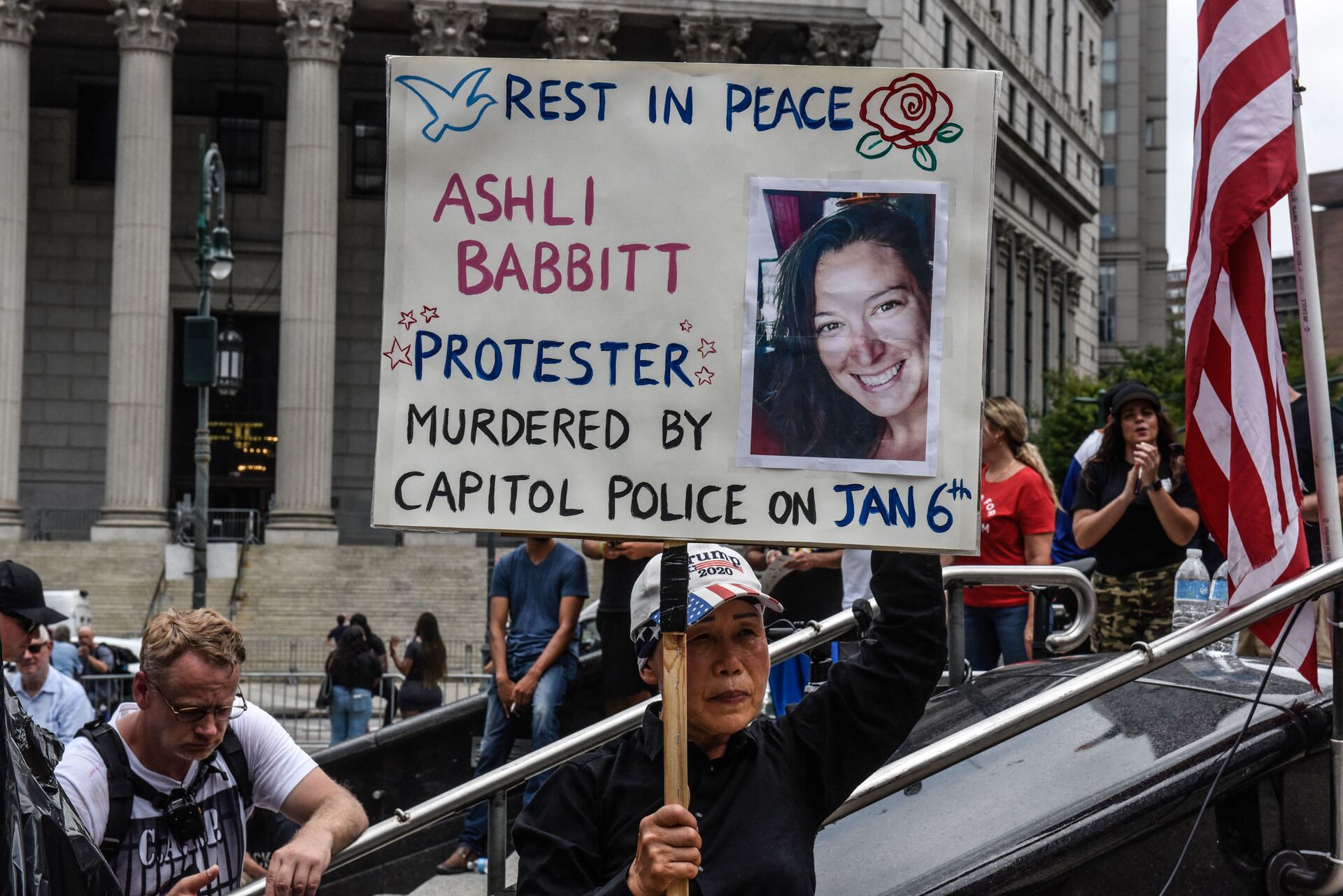 A right wing protester holds a sign about Ashli Babbitt while participating in a political rally on July 25, 2021 in New York City. - Sputnik International, 1920, 07.09.2021