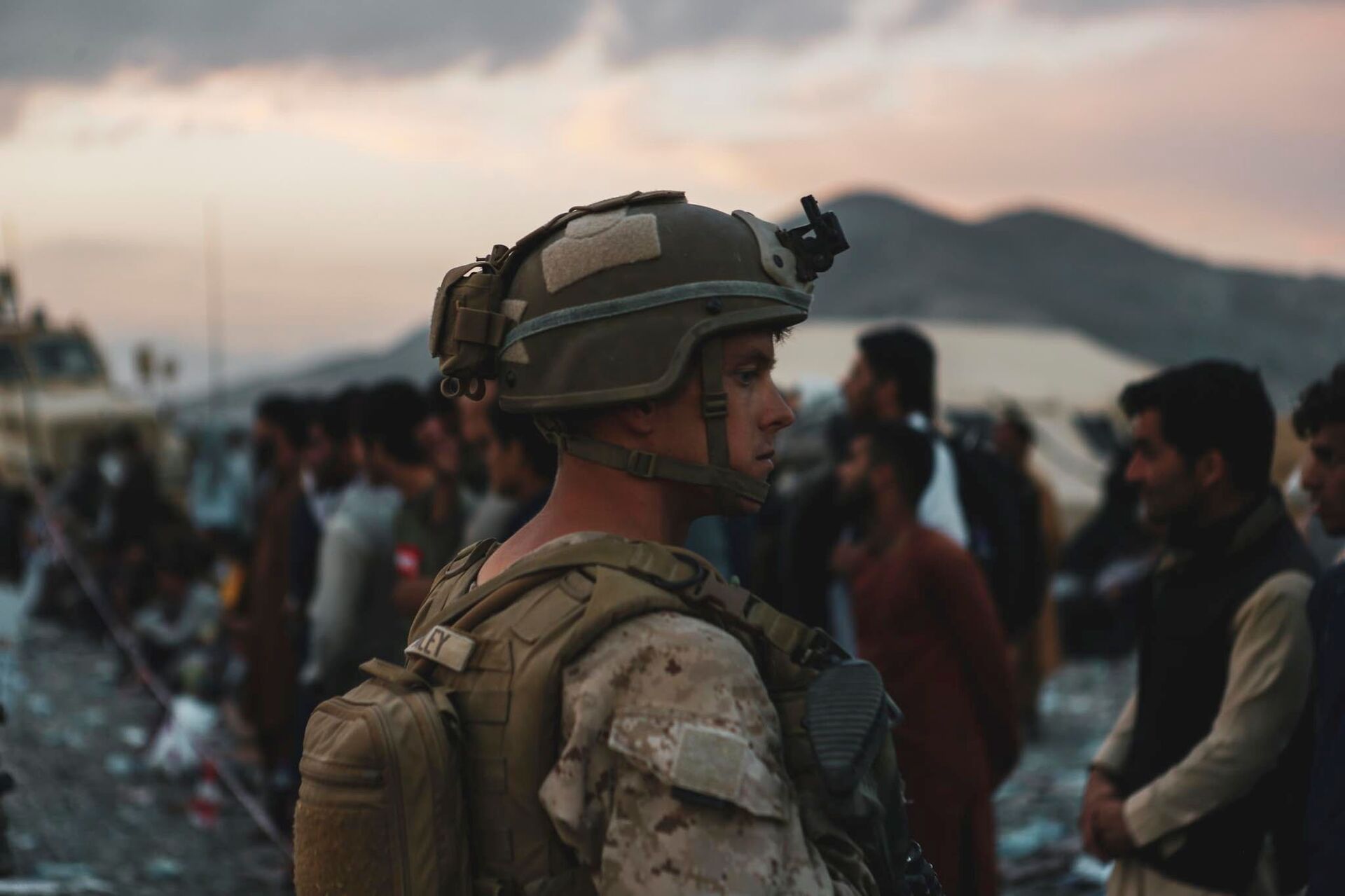 A Marine assigned to Special Purpose Marine Air Ground Task Force-Crisis Response-Central Command assists evacuees during an evacuation at Hamid Karzai International Airport, in Kabul, Afghanistan, August 20, 2021.  - Sputnik International, 1920, 07.09.2021