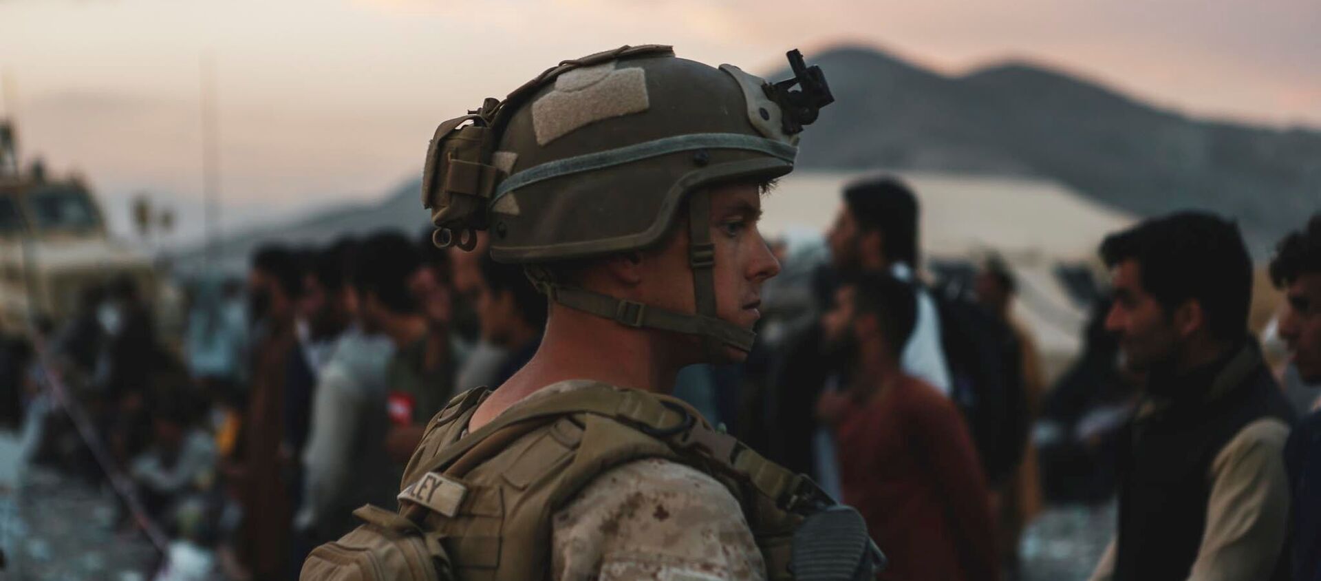 A Marine assigned to Special Purpose Marine Air Ground Task Force-Crisis Response-Central Command assists evacuees during an evacuation at Hamid Karzai International Airport, in Kabul, Afghanistan, August 20, 2021.  - Sputnik International, 1920
