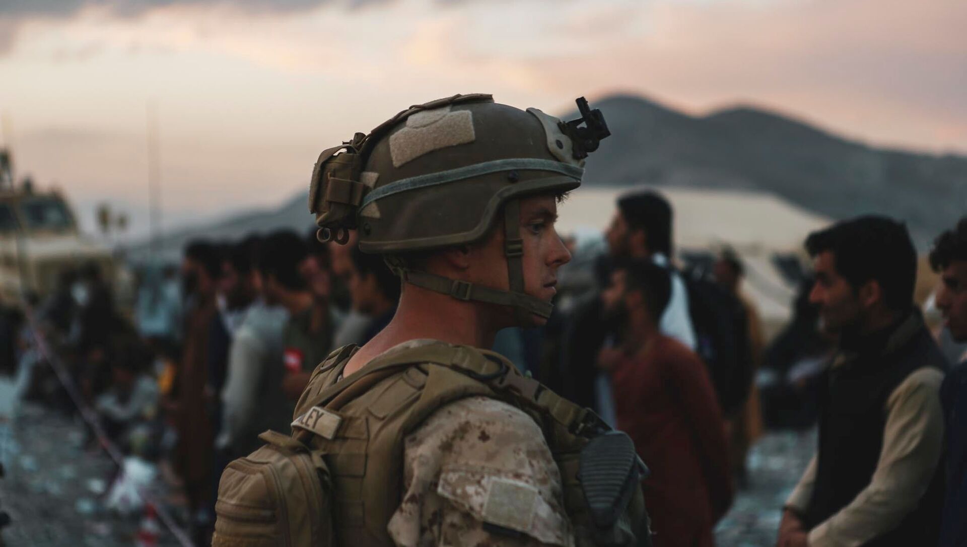 A Marine assigned to Special Purpose Marine Air Ground Task Force-Crisis Response-Central Command assists evacuees during an evacuation at Hamid Karzai International Airport, in Kabul, Afghanistan, August 20, 2021.  - Sputnik International, 1920, 22.08.2021
