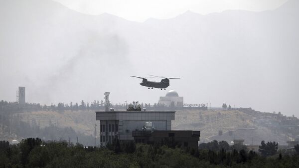A U.S. Chinook helicopter flies over the U.S. Embassy in Kabul, Afghanistan, Sunday, Aug. 15, 2021.  - Sputnik International