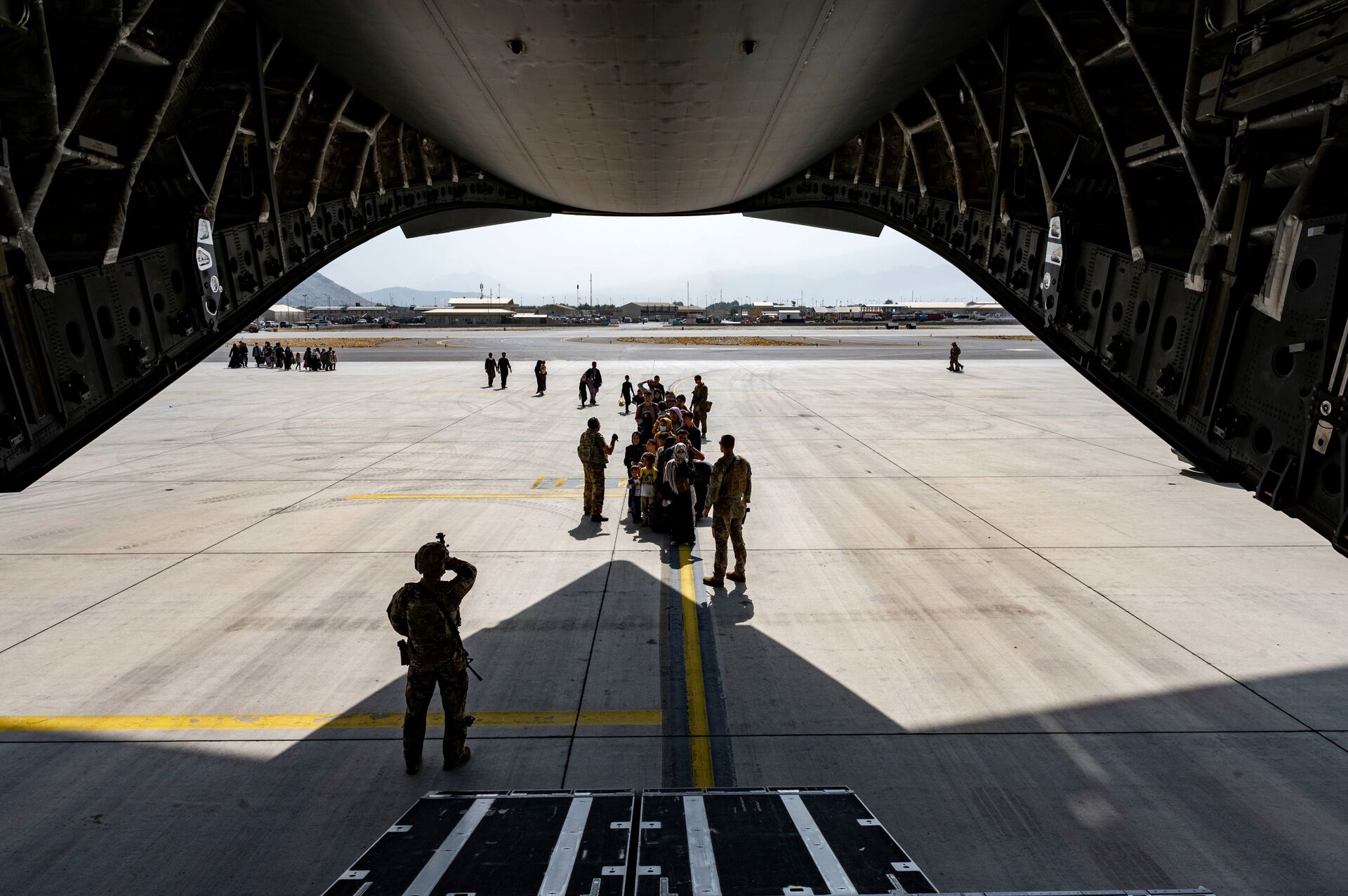 A U.S. Air Force security forces raven, assigned to the 816th Expeditionary Airlift Squadron, maintains a security cordon outside a U.S. Air Force C-17 Globemaster III aircraft in support of Operation Allies Refuge at Hamid Karzai International Airport in Kabul, Afghanistan, August 20, 2021. - Sputnik International, 1920, 07.09.2021