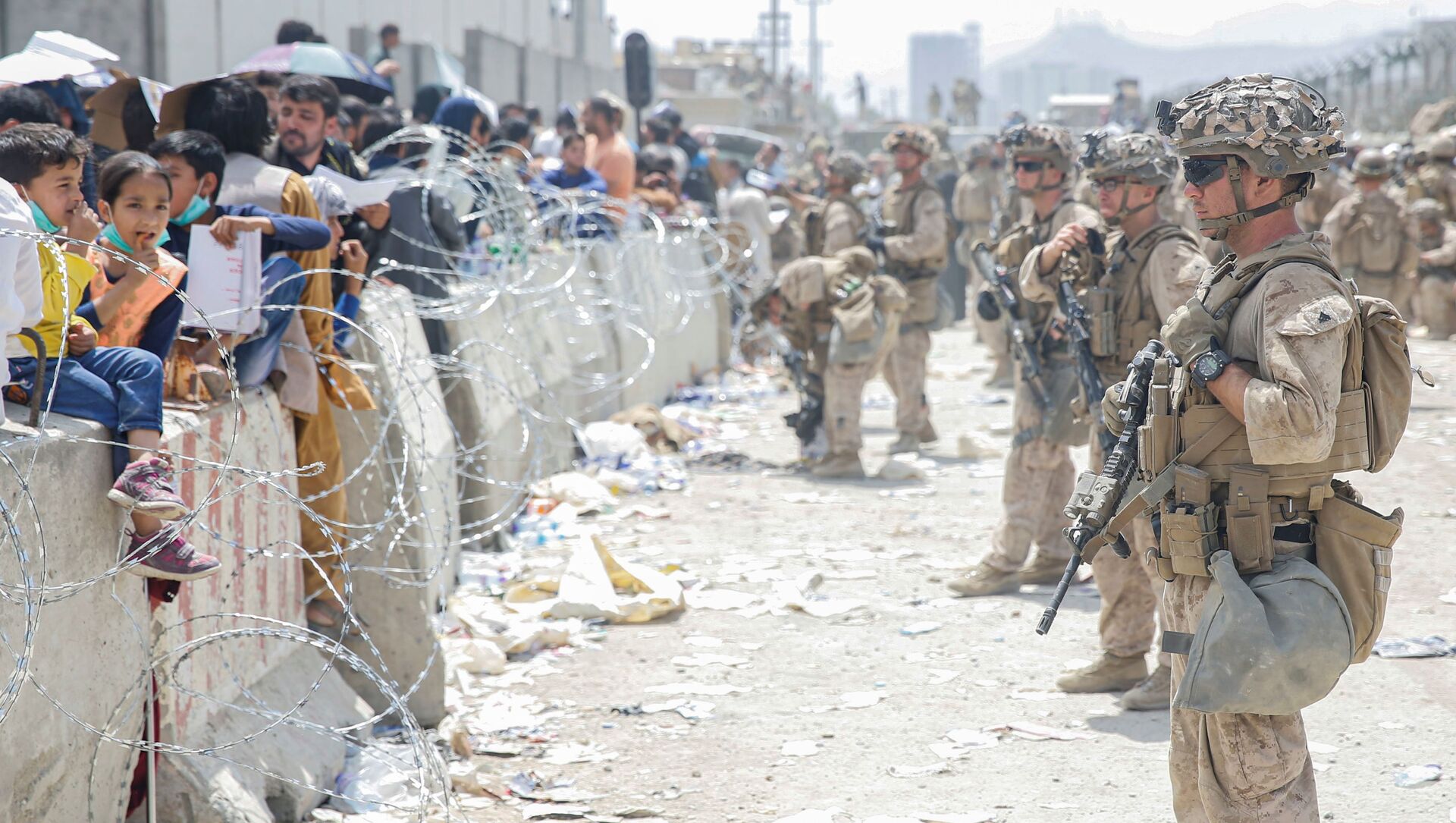 U.S. Marines with Special Purpose Marine Air-Ground Task Force - Crisis Response - Central Command, provide assistance during an evacuation at Hamid Karzai International Airport, in Kabul, Afghanistan, August 20, 2021. - Sputnik International, 1920, 21.08.2021