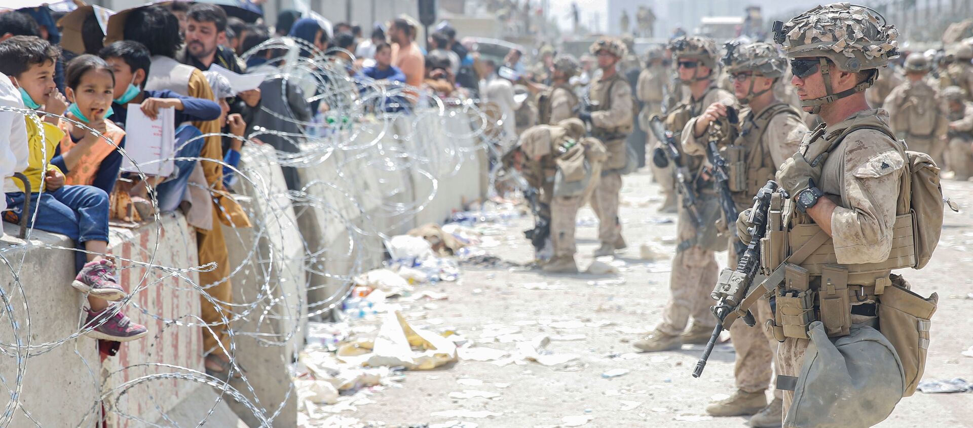 U.S. Marines with Special Purpose Marine Air-Ground Task Force - Crisis Response - Central Command, provide assistance during an evacuation at Hamid Karzai International Airport, in Kabul, Afghanistan, August 20, 2021. - Sputnik International, 1920