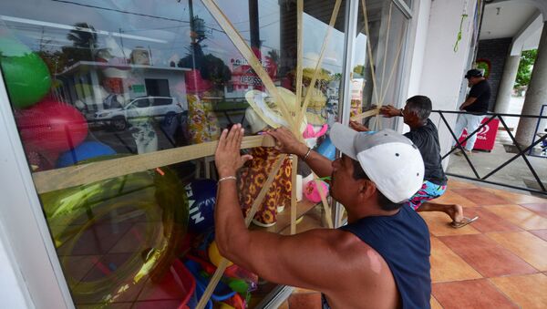 Shop owners protect the windows of their stores as Hurricane Grace gathered more strength before reaching land, in Tecolutla, Mexico August 20, 2021.  - Sputnik International