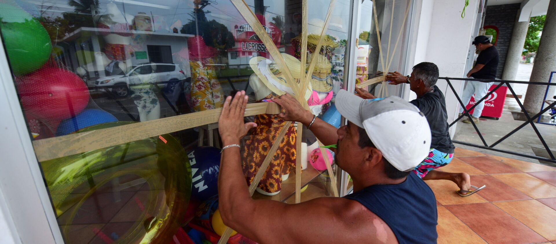 Shop owners protect the windows of their stores as Hurricane Grace gathered more strength before reaching land, in Tecolutla, Mexico August 20, 2021.  - Sputnik International, 1920, 21.08.2021