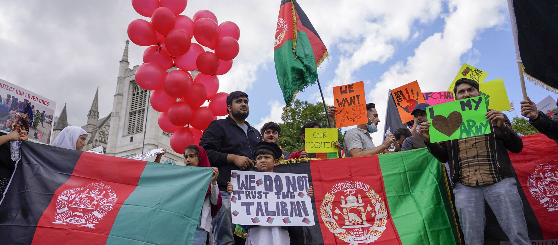 Demonstrators hold Afghanistan flags, during a protest in Parliament Square, London, Wednesday, Aug. 18, 2021.  - Sputnik International, 1920