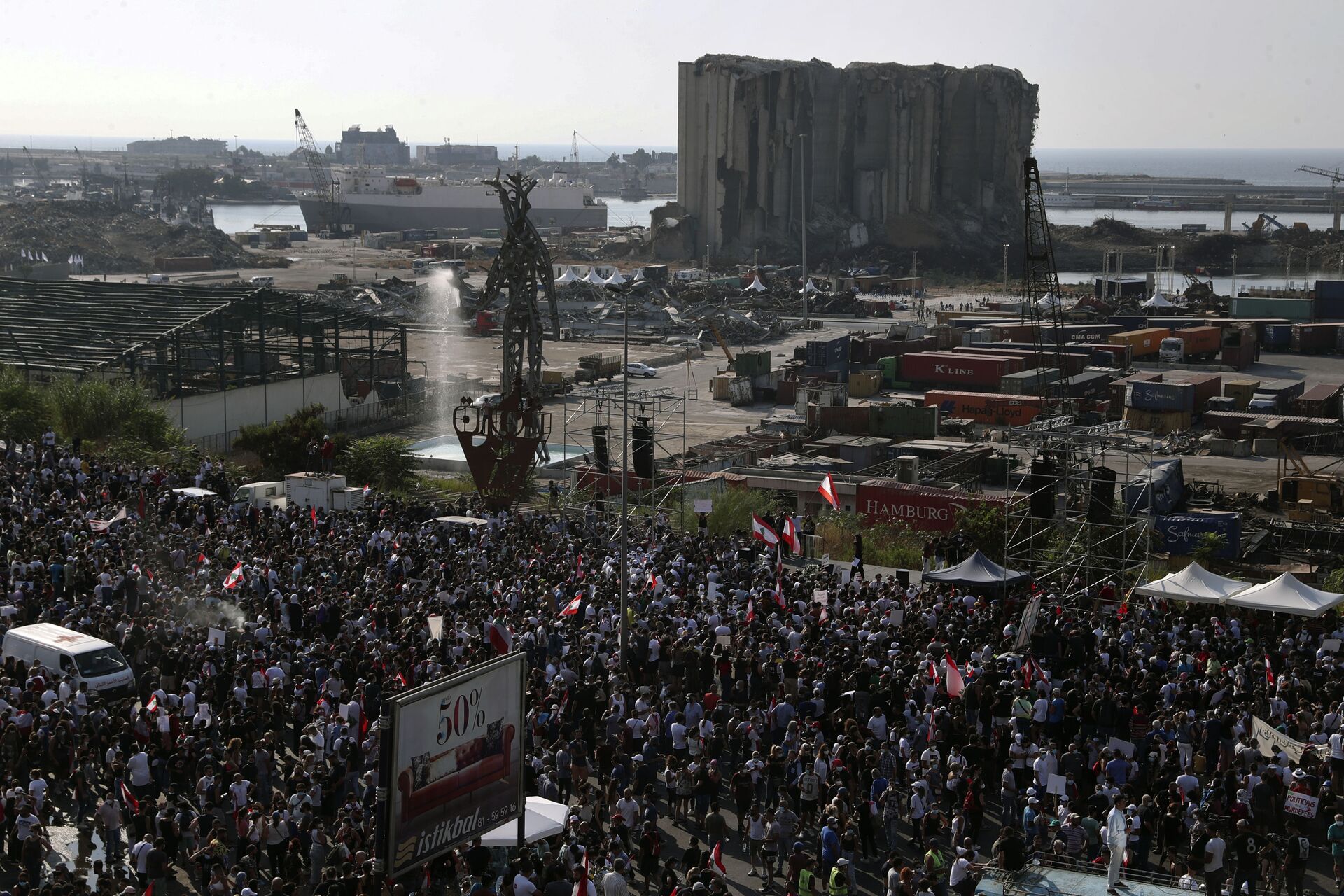 People gather outside the port to mark the first anniversary of the massive blast at Beirut's port, in Beirut, Lebanon, Wednesday, Aug. 4, 2021. - Sputnik International, 1920, 14.10.2021
