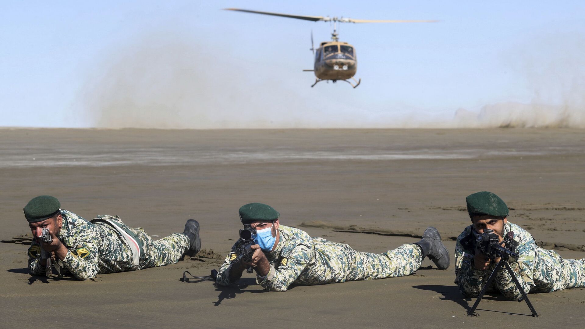 In this photo released Wednesday, Jan. 20, 2021, by the Iranian Army, troops participate in a military drill. Iran's military kicked off a ground forces drill on Tuesday along the coast of the Gulf of Oman, state TV reported, the latest in a series of snap exercises that the country is holding amid escalating tensions over its nuclear program and Washington's pressure campaign against Tehran. - Sputnik International, 1920, 04.12.2023