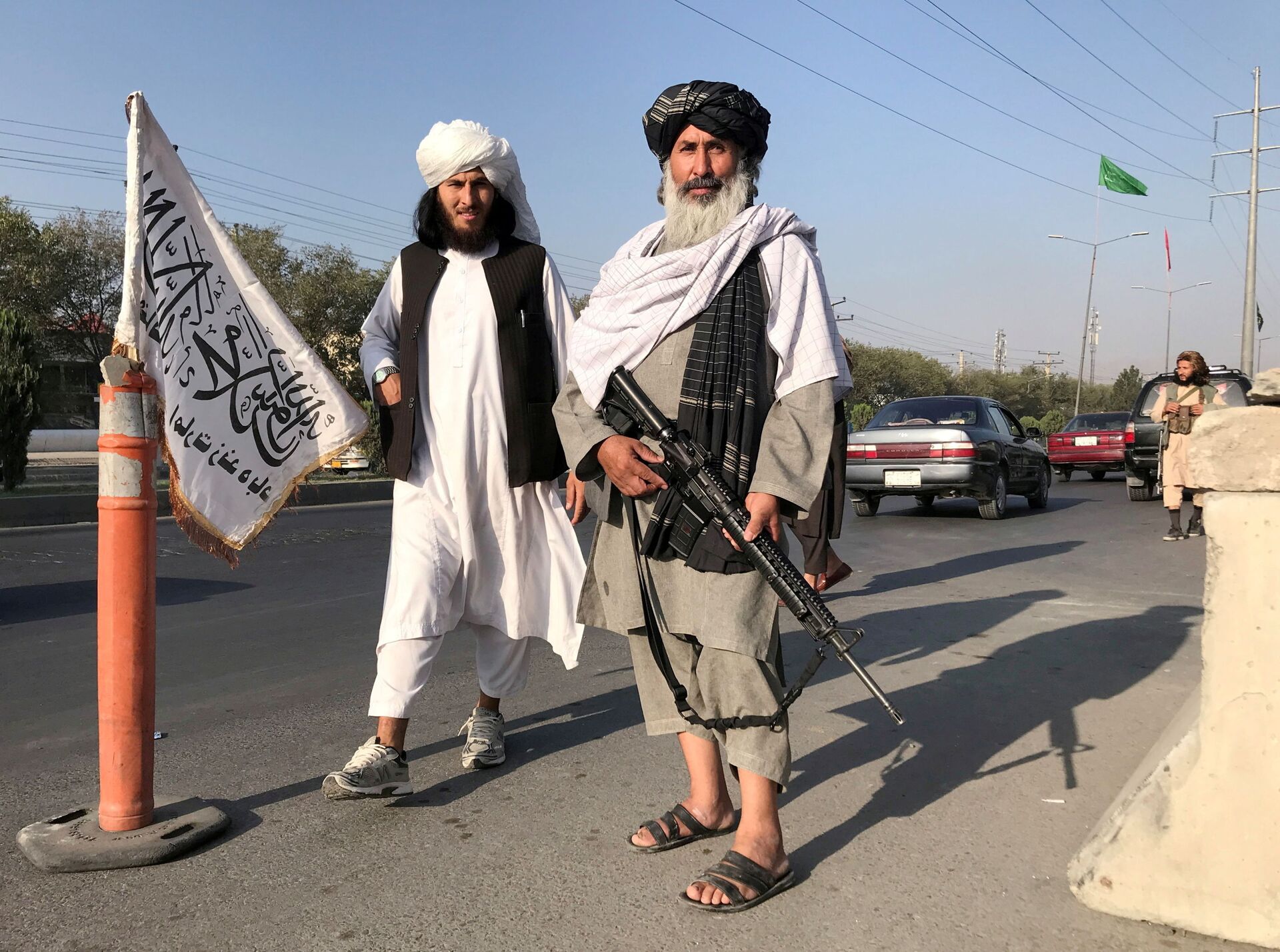 A Taliban fighter holding an M16 assault rifle stands outside the Interior Ministry in Kabul, Afghanistan, August 16, 2021. - Sputnik International, 1920, 07.09.2021