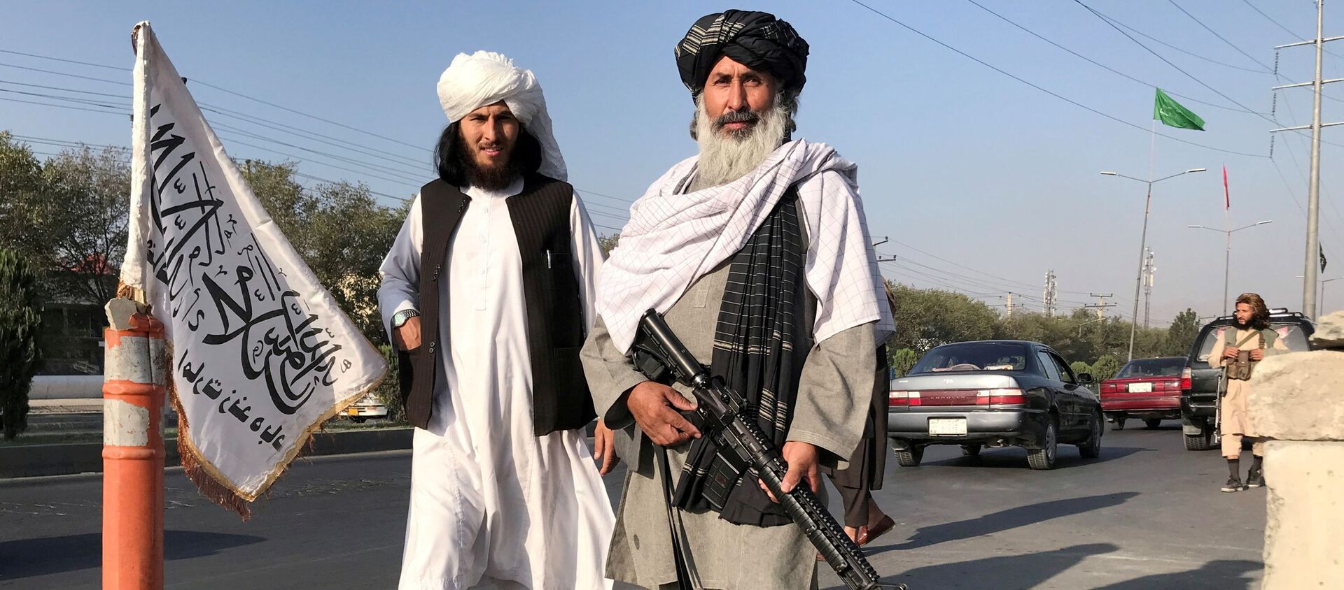 A Taliban fighter holding an M16 assault rifle stands outside the Interior Ministry in Kabul, Afghanistan, August 16, 2021. - Sputnik International, 1920