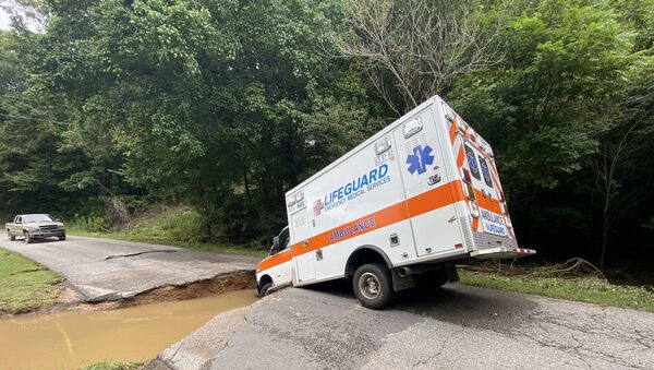 An ambulance was stuck in a collapsed culvert in Humphreys County following heavy rains and severe flooding - Sputnik International