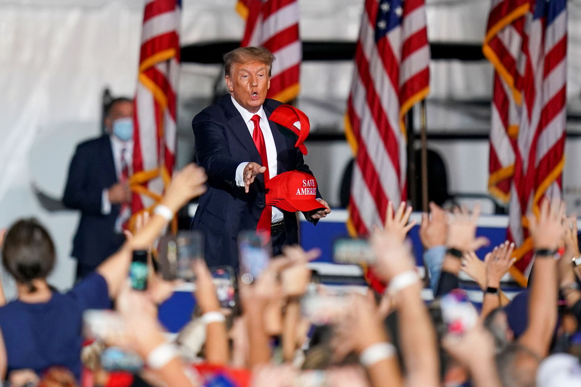 Former U.S. President Donald Trump tosses a hat prior to him speaking during a rally in Cullman, Alabama, U.S., August 21, 2021. - Sputnik International, 1920, 07.09.2021