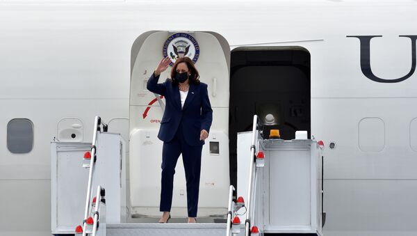 U.S. Vice President Kamala Harris arrives at Paya Lebar Air Base in Singapore August 22, 2021 - Sputnik International