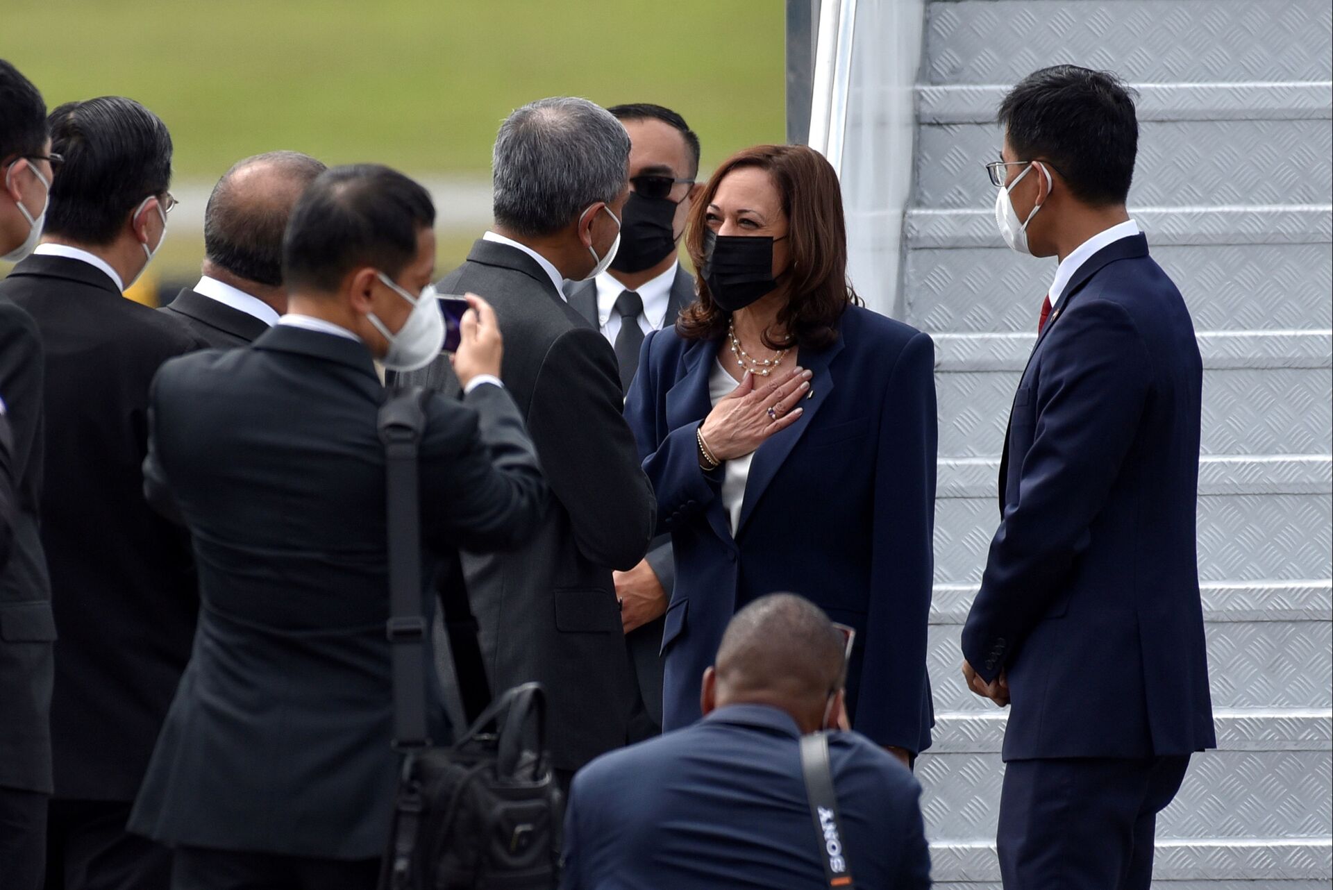 U.S. Vice President Kamala Harris is greeted by Singapore Foreign Minister Vivian Balakrishnan and his delegation, as she arrived at Paya Lebar Air Base in Singapore August 22, 2021 - Sputnik International, 1920, 07.09.2021