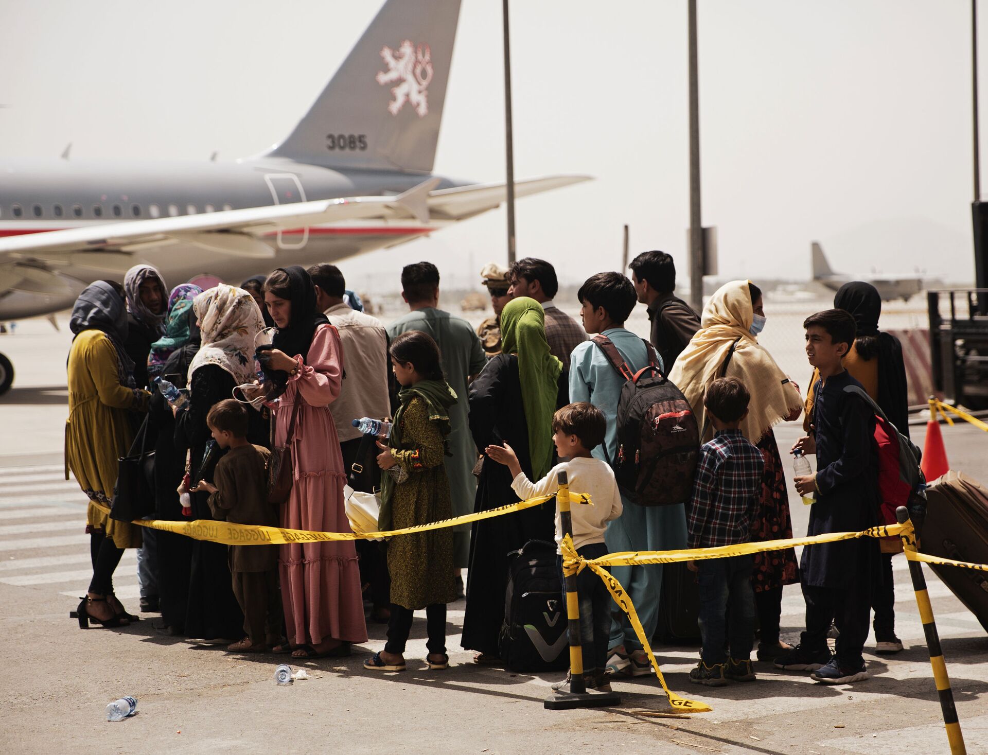 In this photo provided by the U.S. Marine Corps, civilians prepare to board a plane during an evacuation at Hamid Karzai International Airport, Kabul, Afghanistan, Wednesday, Aug. 18, 2021.  - Sputnik International, 1920, 07.09.2021