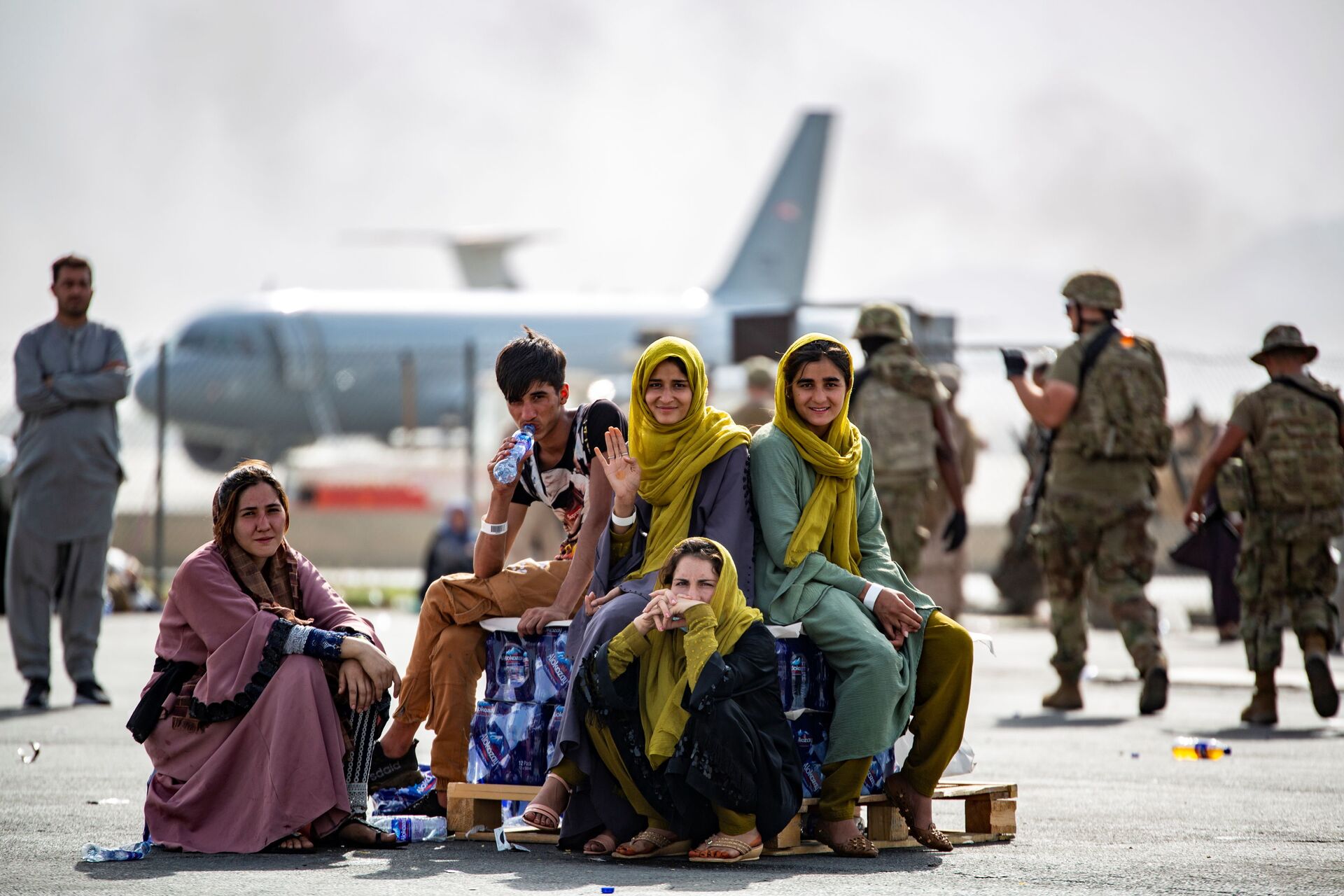 Evacuee children wait for the next flight after being manifested at Hamid Karzai International Airport, in Kabul, Afghanistan, August 19, 2021 - Sputnik International, 1920, 07.09.2021