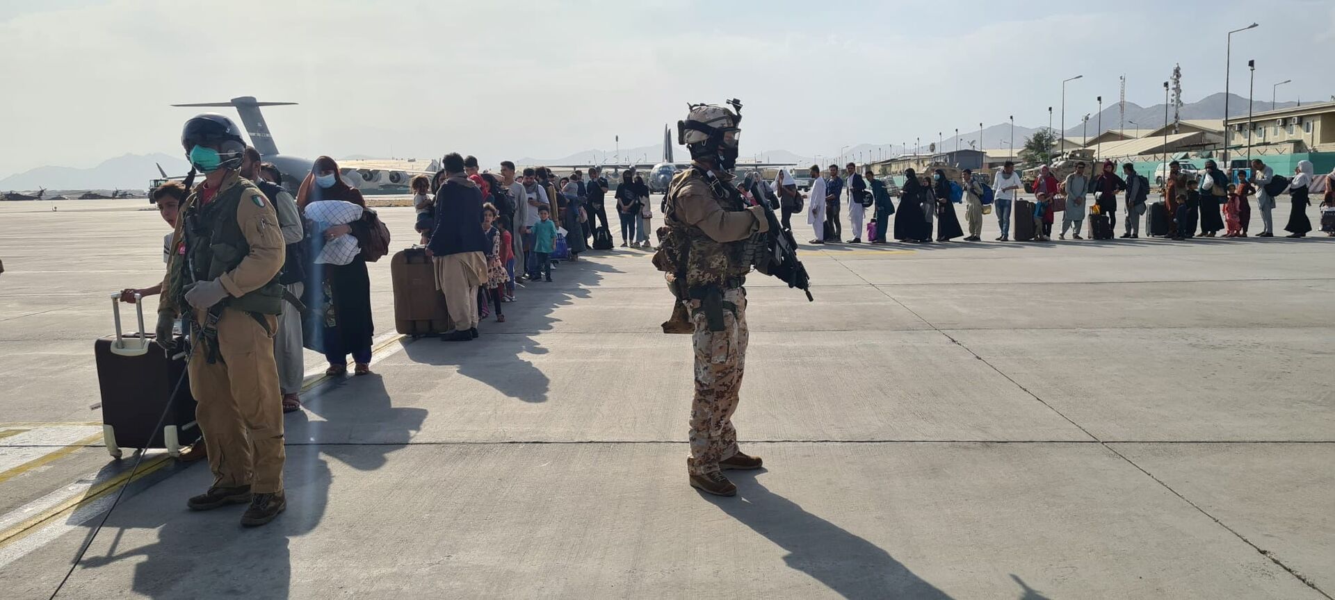 Afghan evacuees queue before boarding Italy's military aircraft C130J during evacuation at Kabul's airport, Afghanistan, August 22, 2021 - Sputnik International, 1920, 07.09.2021