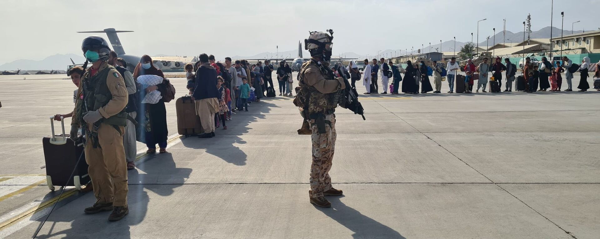 Afghan evacuees queue before boarding Italy's military aircraft C130J during evacuation at Kabul's airport, Afghanistan, August 22, 2021 - Sputnik International, 1920, 27.08.2021