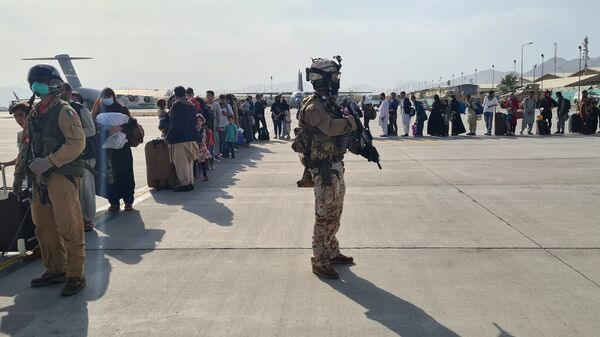 Afghan evacuees queue before boarding Italy's military aircraft C130J during evacuation at Kabul's airport, Afghanistan, August 22, 2021 - Sputnik International