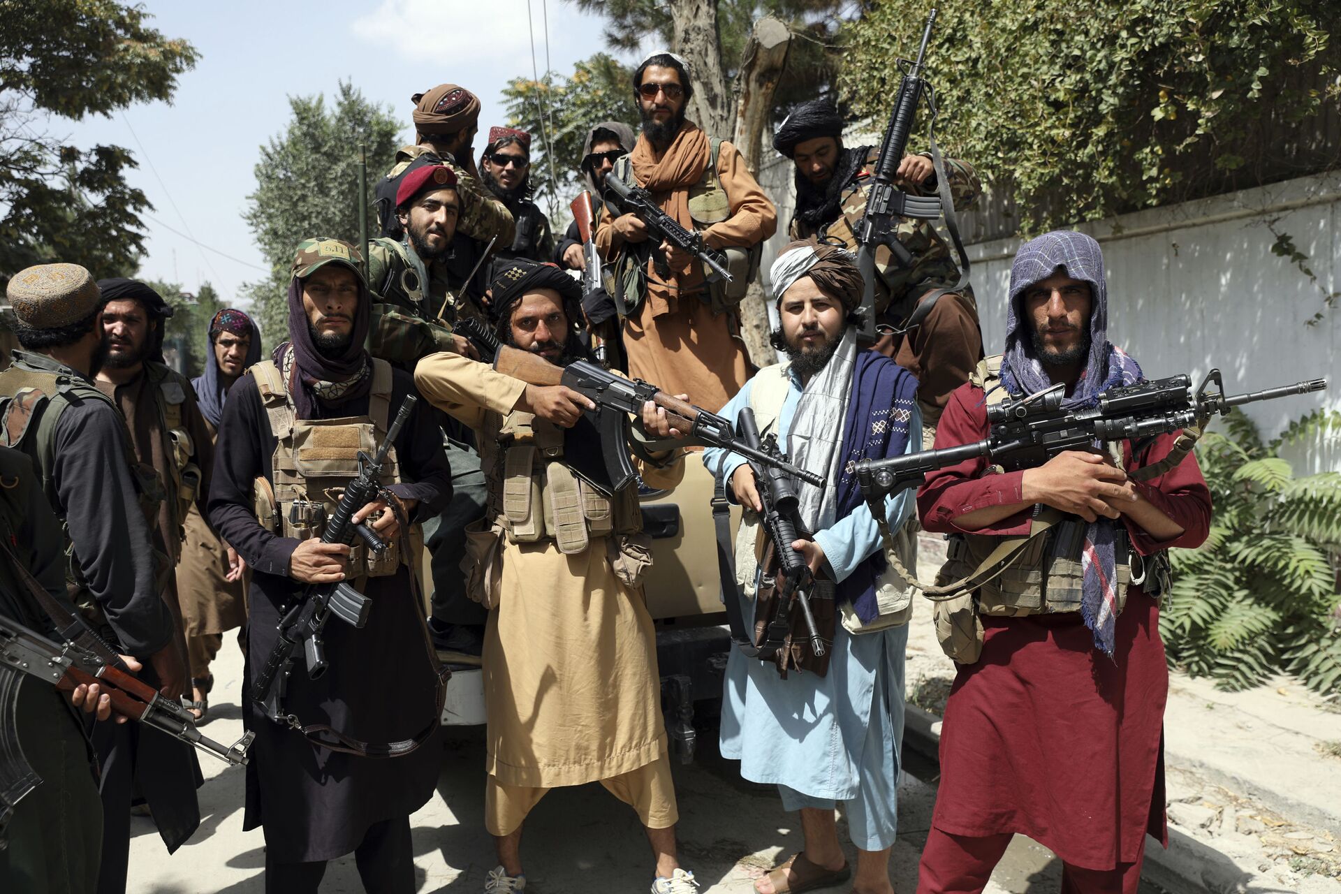 Taliban fighters pose for a photograph in Kabul, Afghanistan, Thursday, Aug. 19, 2021 - Sputnik International, 1920, 10.09.2021