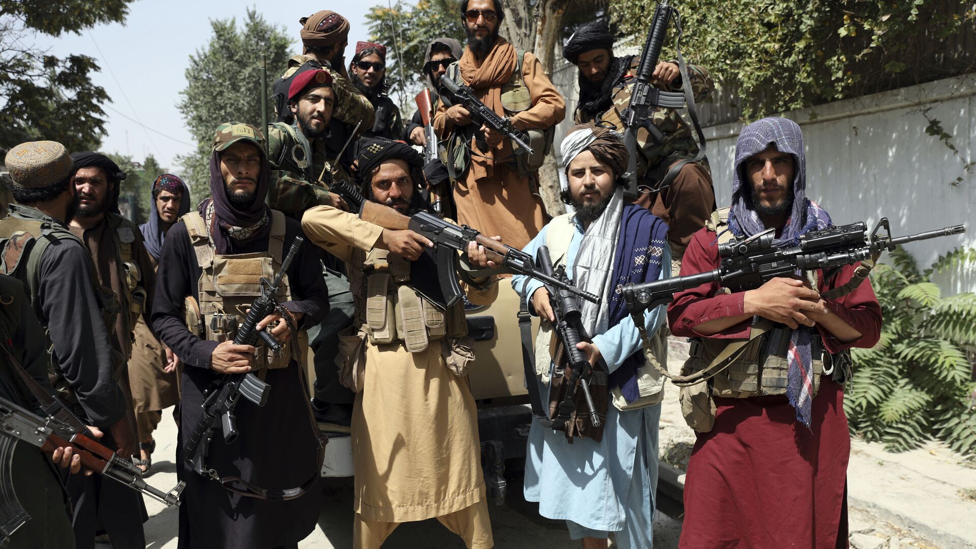 Taliban fighters pose for a photograph in Kabul, Afghanistan, Thursday, Aug. 19, 2021 - Sputnik International, 1920, 01.09.2021
