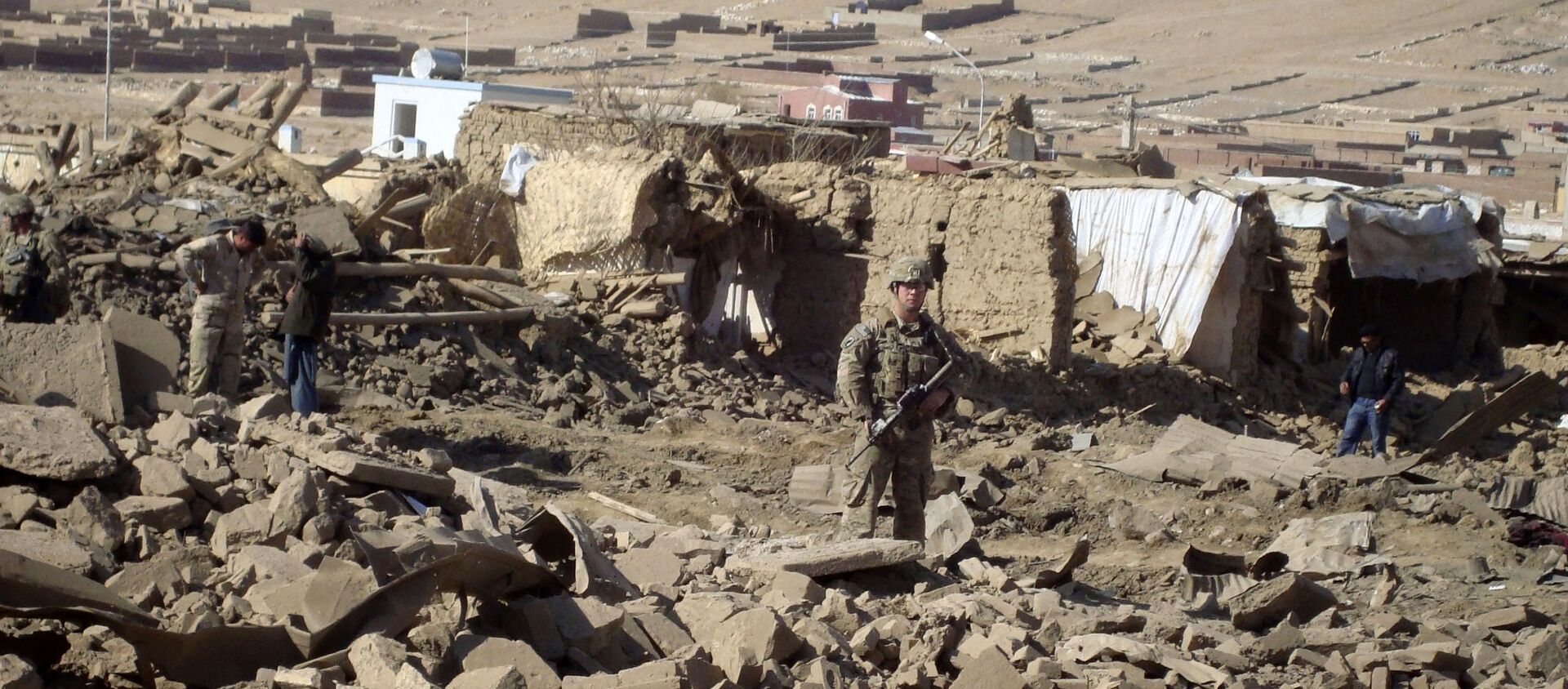 A U.S. soldier stands guard at the site of suicide attack in Wardak Province of Kabul Afghanistan, Friday, Nov, 23, 2012 - Sputnik International, 1920