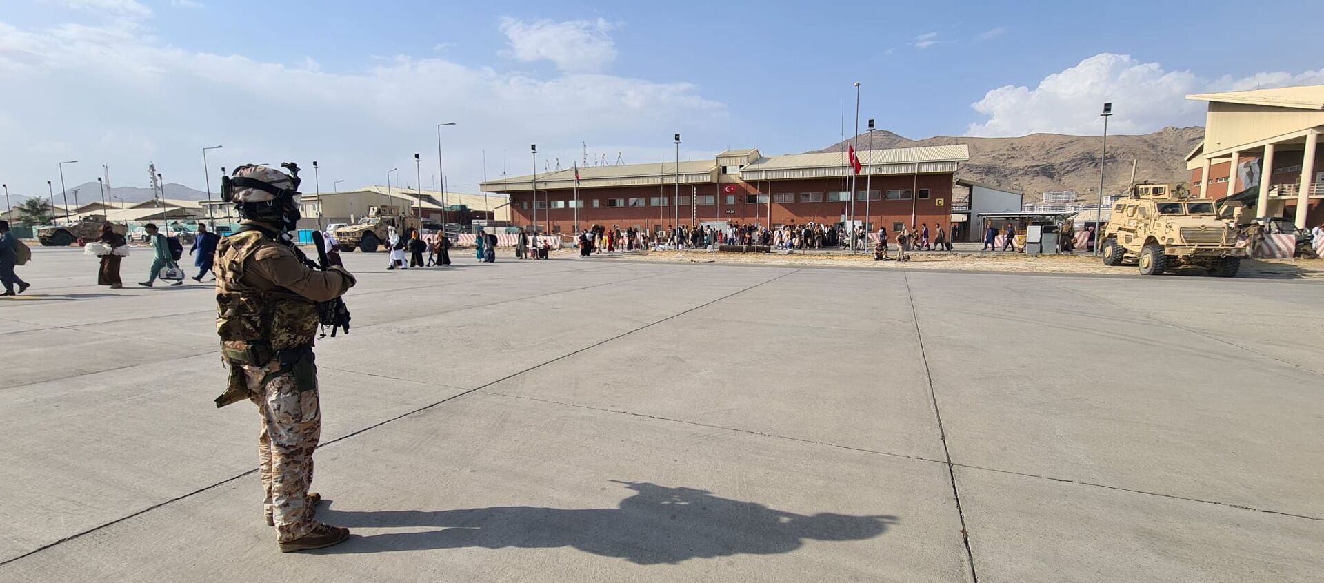 Afghan evacuees queue before boarding Italy's military aircraft C130J during the evacuation at Kabul's airport, Afghanistan, August 22, 2021. Italian Ministry of Defence/Handout via REUTERS - Sputnik International, 1920