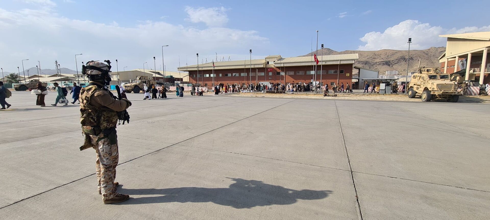 Afghan evacuees queue before boarding Italy's military aircraft C130J during the evacuation at Kabul's airport, Afghanistan, August 22, 2021. Italian Ministry of Defence/Handout via REUTERS - Sputnik International, 1920, 07.09.2021