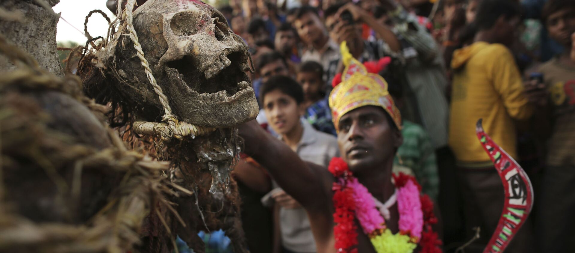 An Indian Hindu devotee hangs a human skull from a tree during a brief ceremony marking Shiva Gajan, in Burdwan district, east of Kokata,in West Bengal, India, Thursday, April 12, 2012 - Sputnik International, 1920, 23.08.2021