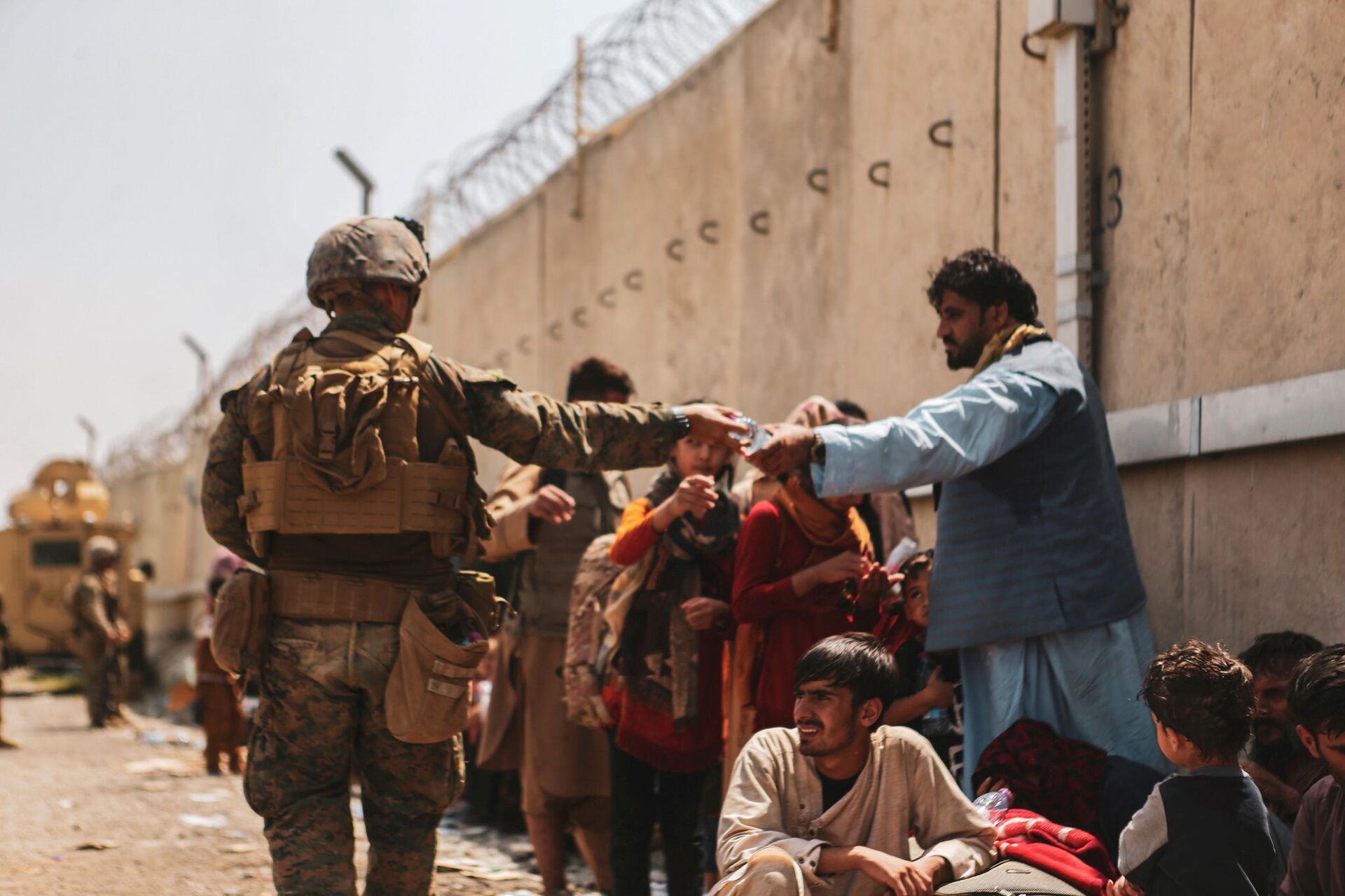 A US Marine passes out water to evacuees during an evacuation at Hamid Karzai International Airport, Kabul, Afghanistan, August 22, 2021 - Sputnik International, 1920, 07.09.2021