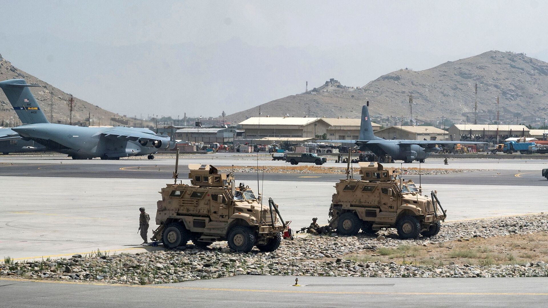 FILE PHOTO: FILE PHOTO: U.S. Army soldiers assigned to the 82nd Airborne Division patrol Hamid Karzai International Airport in Kabul, Afghanistan August 17, 2021. Picture taken August 17, 2021.  U.S. Air Force/Senior Airman Taylor Crul/Handout via REUTERS  THIS IMAGE HAS BEEN SUPPLIED BY A THIRD PARTY. THIS PICTURE WAS PROCESSED BY REUTERS TO ENHANCE QUALITY. AN UNPROCESSED VERSION HAS BEEN PROVIDED SEPARATELY./File Photo/File Photo - Sputnik International, 1920, 07.09.2021