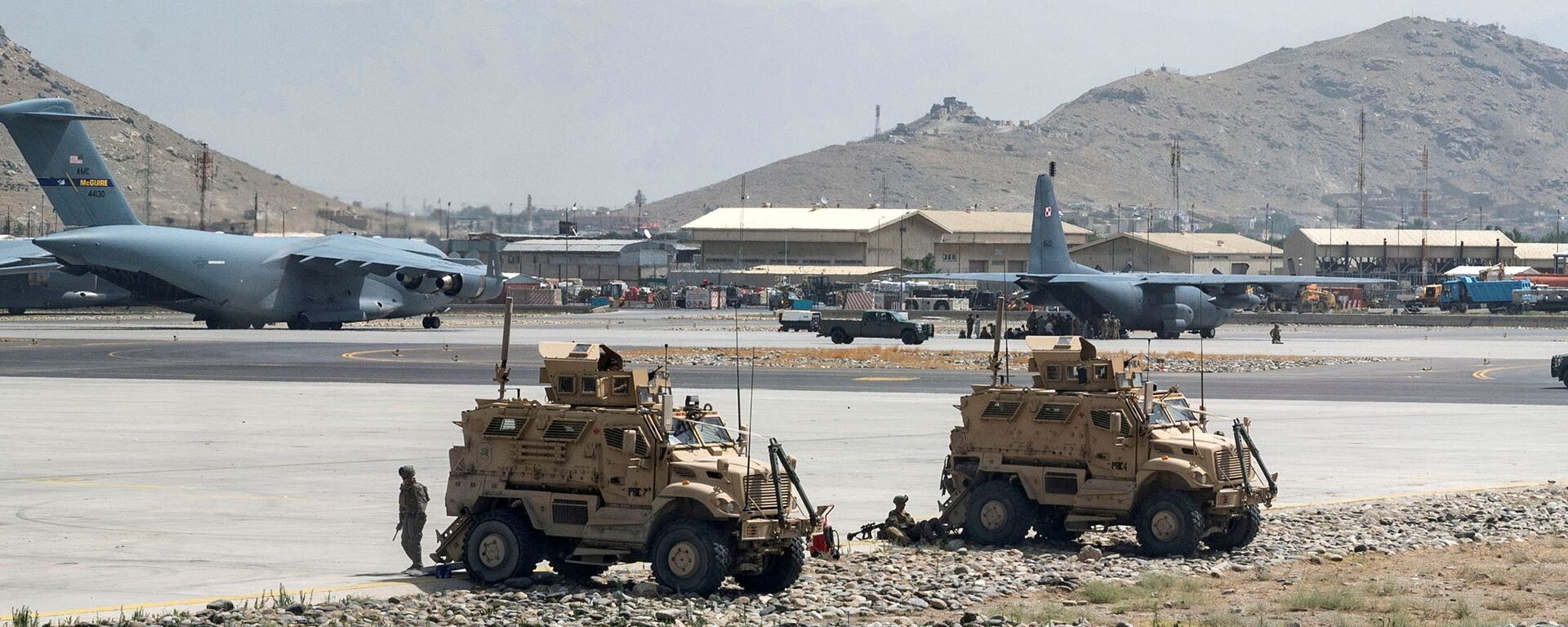 FILE PHOTO: FILE PHOTO: U.S. Army soldiers assigned to the 82nd Airborne Division patrol Hamid Karzai International Airport in Kabul, Afghanistan August 17, 2021. Picture taken August 17, 2021.  U.S. Air Force/Senior Airman Taylor Crul/Handout via REUTERS  THIS IMAGE HAS BEEN SUPPLIED BY A THIRD PARTY. THIS PICTURE WAS PROCESSED BY REUTERS TO ENHANCE QUALITY. AN UNPROCESSED VERSION HAS BEEN PROVIDED SEPARATELY./File Photo/File Photo - Sputnik International, 1920, 24.08.2021