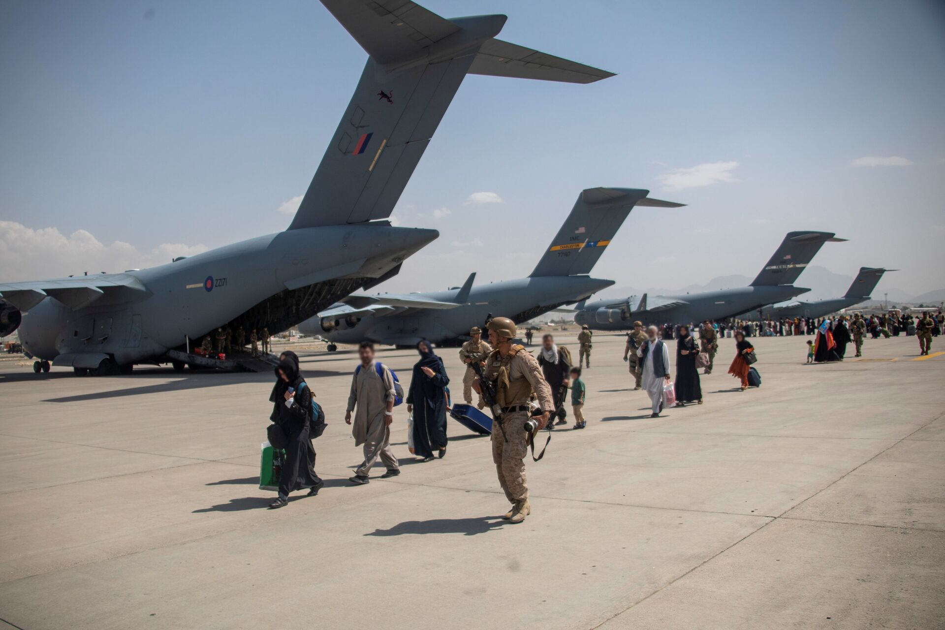 Members of the UK Armed Forces continue to take part in the evacuation of entitled personnel from Kabul airport, in Kabul, Afghanistan August 19-22, 2021, in this handout picture obtained by Reuters on August 23, 2021. LPhot Ben Shread/UK MOD Crown copyright 2021/Handout via REUTERS  THIS IMAGE HAS BEEN SUPPLIED BY A THIRD PARTY. MANDATORY CREDIT. NO RESALES. NO ARCHIVES. - Sputnik International, 1920, 25.12.2021