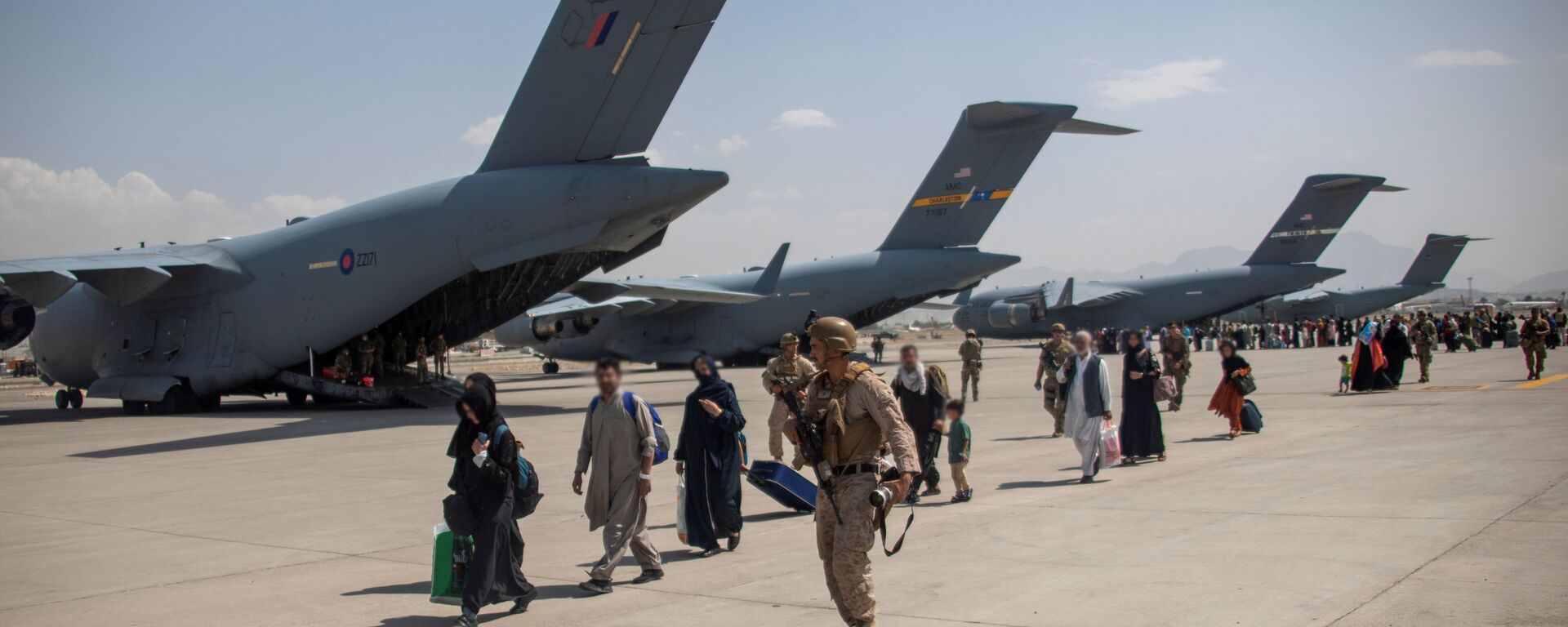 Members of the UK Armed Forces continue to take part in the evacuation of entitled personnel from Kabul airport, in Kabul, Afghanistan August 19-22, 2021, in this handout picture obtained by Reuters on August 23, 2021. LPhot Ben Shread/UK MOD Crown copyright 2021/Handout via REUTERS  THIS IMAGE HAS BEEN SUPPLIED BY A THIRD PARTY. MANDATORY CREDIT. NO RESALES. NO ARCHIVES. - Sputnik International, 1920, 07.12.2021